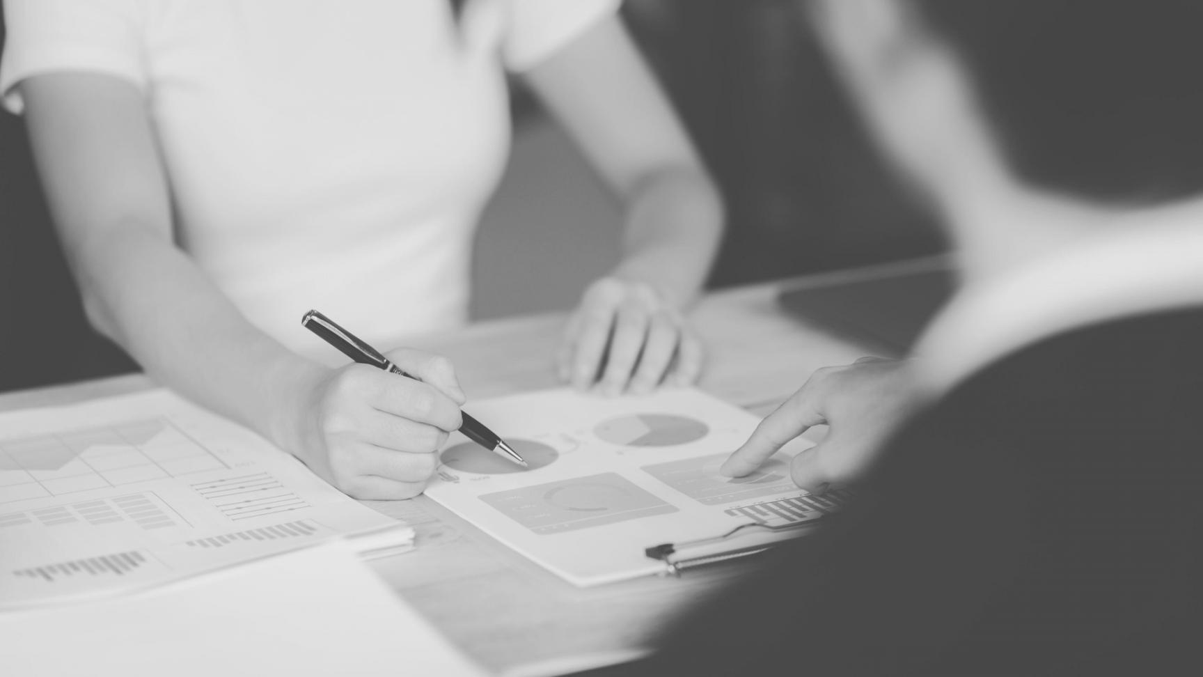 Étudiant consultant des ressources pédagogiques sur écran avec interface d'apprentissage structurée